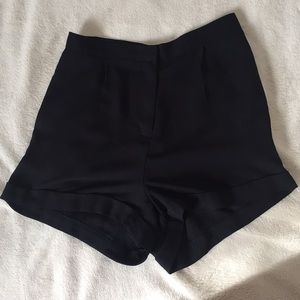 Black flouncy shorts